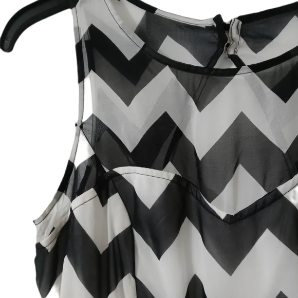 Black and White Chevron Dress-Midi - Picture 3 of 4